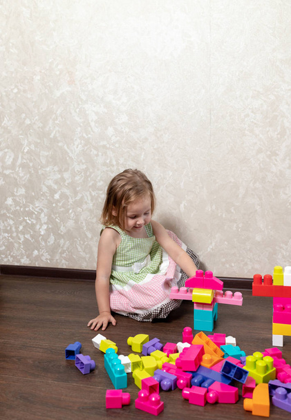 Ребенок играет в конструкторе
 - Фото, изображение