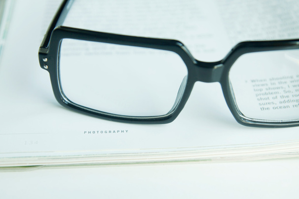 Óculos em um livro
 - Foto, Imagem