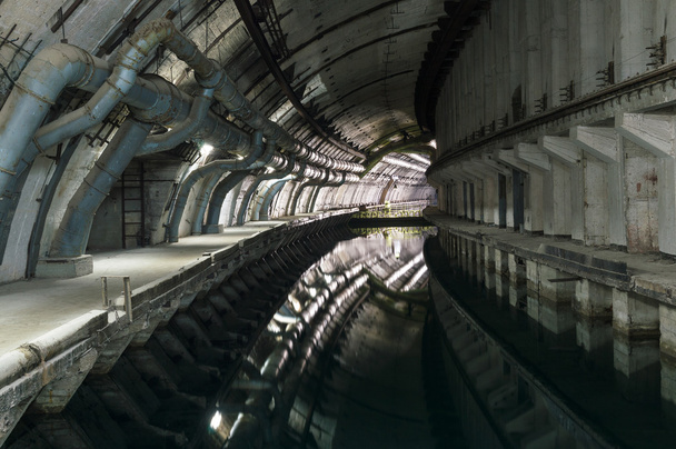 Tunnel souterrain avec eau
. - Photo, image
