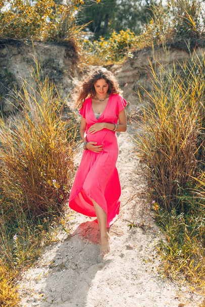 scenic portrait of beautiful pregnant woman outdoors - Foto, imagen