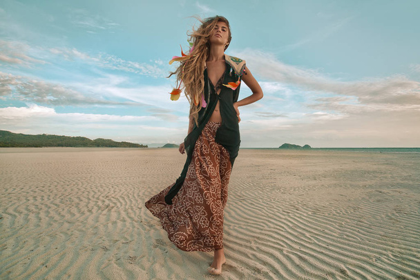 Beautiful young woman posing to camera in tropics - Zdjęcie, obraz