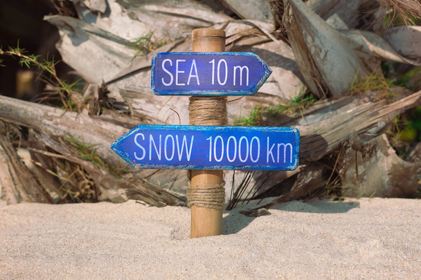 poste de sinalização artesanal de madeira decorado com conchas do mar na praia
 - Foto, Imagem