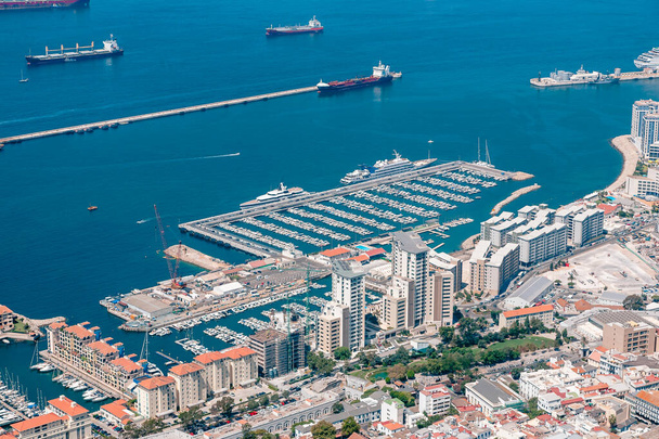 Vista panorámica del puerto de Gibraltar en el soleado clima de verano
 - Foto, imagen