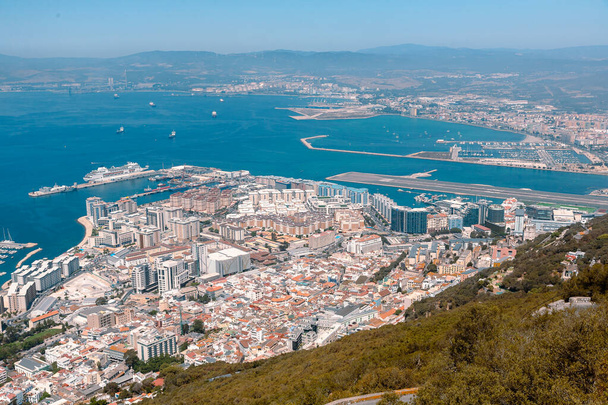 Vista panorámica del puerto de Gibraltar en el soleado clima de verano
 - Foto, imagen
