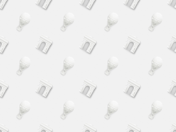 верхний вид небольшой дуги триумфа и воздушных шаров фигурки изолированы на белом
  - Фото, изображение