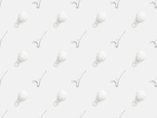 vue de dessus des statuettes de tour eiffel et des figurines de ballons d'air isolées sur blanc
  - Photo, image