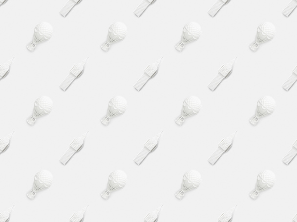 vue de dessus de la grande tour ben et des figurines de ballons d'air isolés sur blanc
  - Photo, image