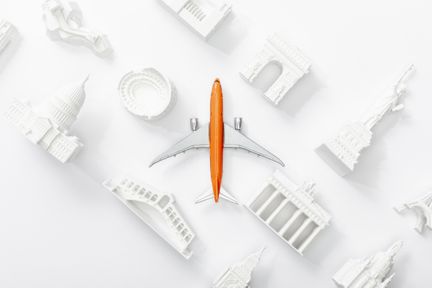 vista superior del avión de juguete cerca de pequeñas estatuillas de diferentes países de Europa aisladas en blanco
  - Foto, Imagen