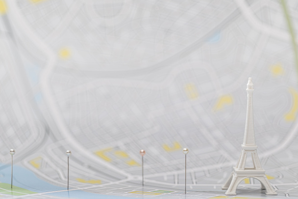 вибірковий фокус шпильок біля маленької фігурки ейфелевої вежі на карті Парижа
  - Фото, зображення