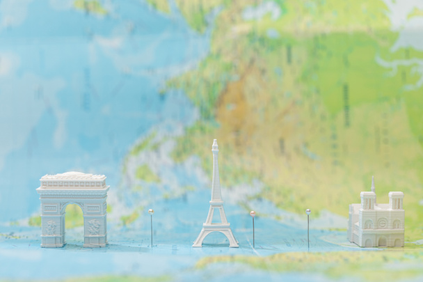 kis figurák a város látnivalók térképen Párizs csapok  - Fotó, kép