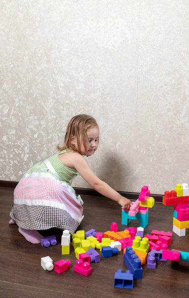 Het kind speelt in de bouwer - Foto, afbeelding