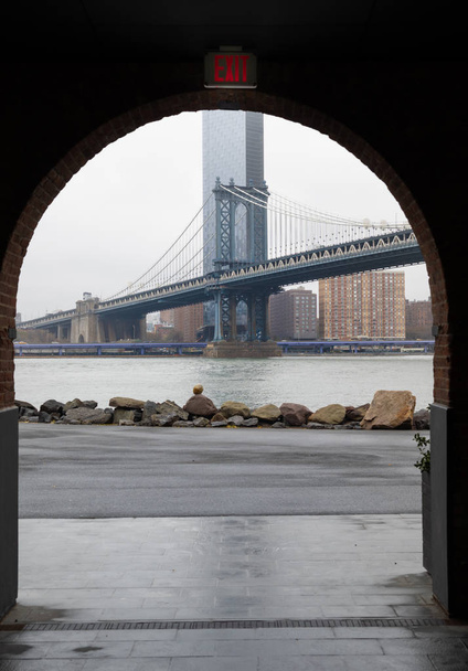 Pilíř Manhattan Bridge z Dumbo okres v Brooklynu - Fotografie, Obrázek