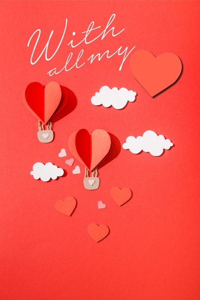 κορυφή άποψη του χαρτιού μπαλόνια αέρα σχήμα καρδιάς στα σύννεφα κοντά με όλα τα γράμματά μου σε κόκκινο φόντο - Φωτογραφία, εικόνα
