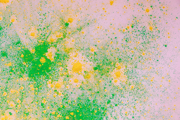 κίτρινο και πράσινο χρώμα holi έκρηξη χρώμα - Φωτογραφία, εικόνα