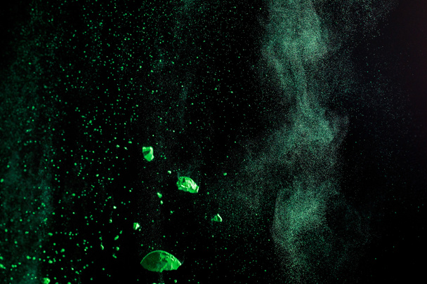 зелена барвиста фарба Холі вибух на чорному фоні
 - Фото, зображення