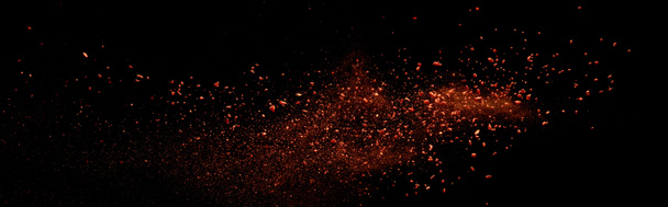 piros színes holi festék robbanás fekete háttér, panoráma lövés - Fotó, kép