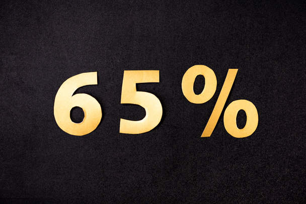 Siyah arkaplanda% 65 'lik altın tabelaların üst görünümü - Fotoğraf, Görsel