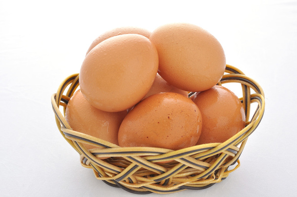 Brown eggs in the basket - Foto, afbeelding