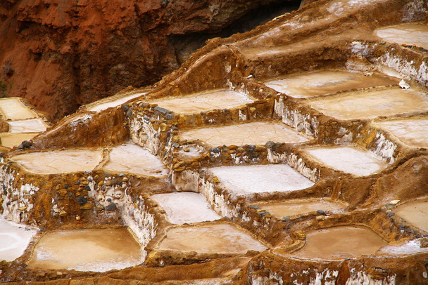 Une vue sur les terrasses et les piscines de sel de Maras Salt Mines qui est situé dans la vallée sacrée du Pérou
.  - Photo, image