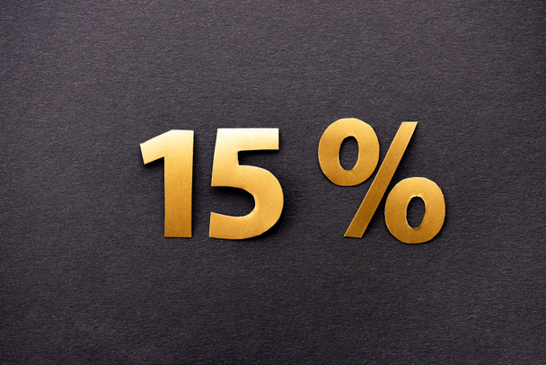 horní pohled na zlaté 15 procent značky na černém pozadí - Fotografie, Obrázek