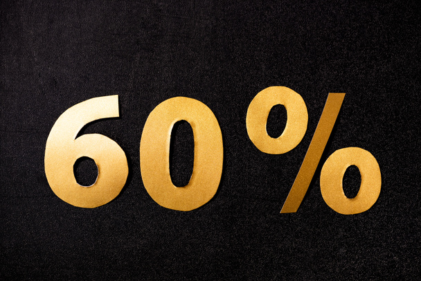 Siyah arkaplanda% 60 işaretinin üst görünümü - Fotoğraf, Görsel