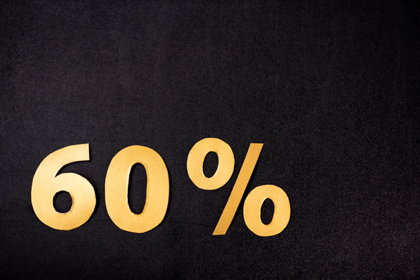 Siyah arkaplanda% 60 işaretinin üst görünümü - Fotoğraf, Görsel