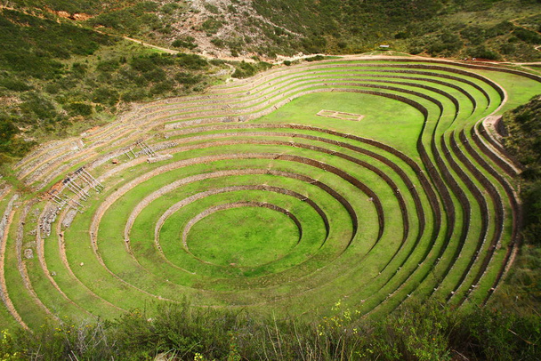 Forma circular Terraços incas nas encostas do Vale Sagrado em Pisac Complexo Arqueológico no Peru
. - Foto, Imagem