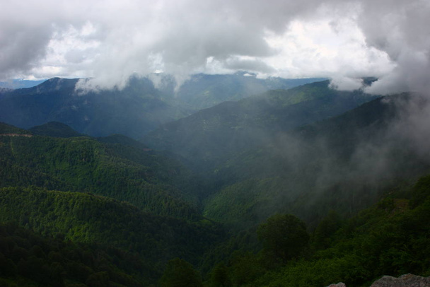 Een prachtig bewolkt landschap uit de Macahel vallei, Artvin Turkije. - Foto, afbeelding