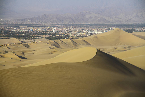 Sand dunes around Huacachina oasis in Peru. - Valokuva, kuva