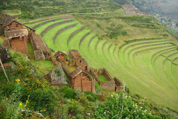 Köralakú inka teraszok a Szent Völgy lejtőin Pisac Régészeti Komplexumban Peruban. - Fotó, kép
