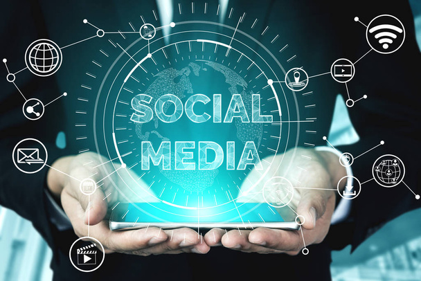 Sosyal medya ve gençlerin ağ konsepti. Dijital sektörde müşteri etkileşimini sağlamak için çevrimiçi sosyal bağlantı ağını ve medya kanallarını gösteren modern grafik arayüzü. - Fotoğraf, Görsel