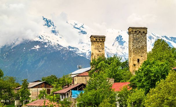 Casas-torre en Mestia - Upper Svaneti, Georgia
 - Foto, Imagen