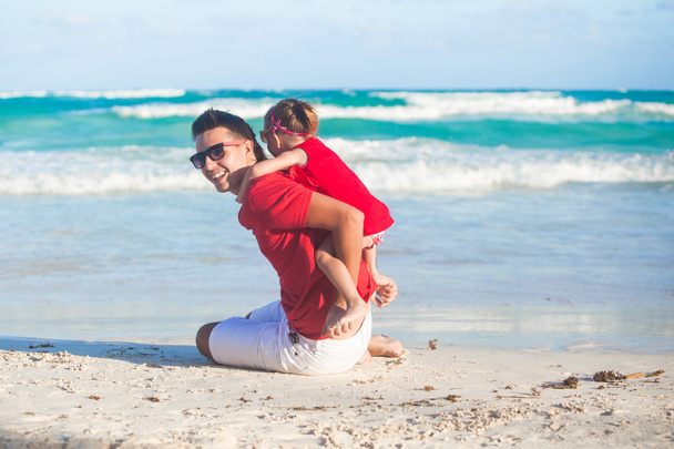 aranyos kislány szórakozni a strand fiatal apjával - Fotó, kép