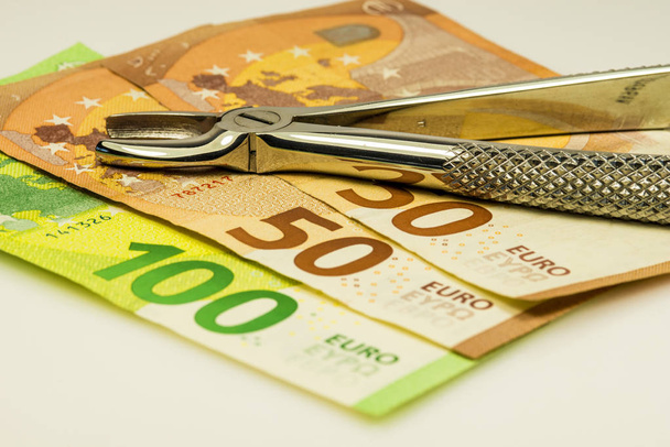 kleszcze dentystyczne z banknotami euro - Zdjęcie, obraz