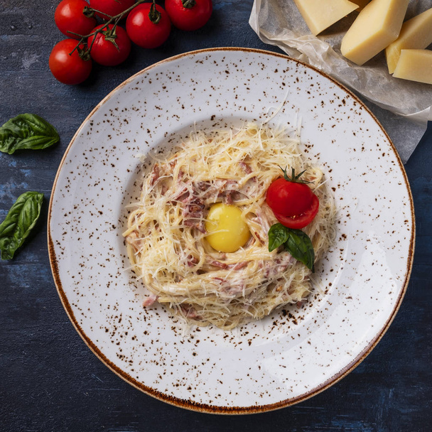 Carbonara soslu makarna. Geleneksel İtalyan mutfağı. Üst görünüm - Fotoğraf, Görsel
