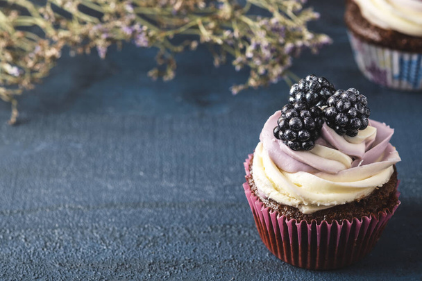 Blackberry cupcake tilaa tekstiä
 - Valokuva, kuva