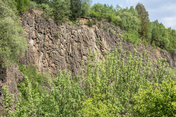 Ορεινή πλαγιά από πέτρα βασάλτη στη λίμνη - Φωτογραφία, εικόνα