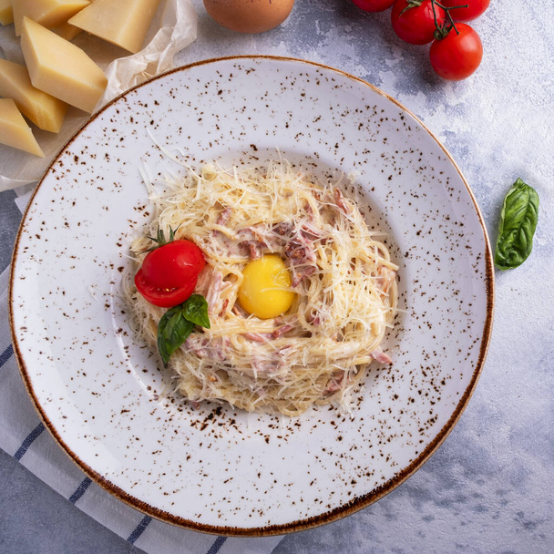 Classic Italian Spaghetti pasta alla carbonara  with bacon, egg, parmesan cheese and cream sauce. Top view. - Foto, afbeelding