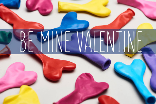 Balões coloridos em forma de coração no fundo cinza com ser meu valentine lettering
 - Foto, Imagem