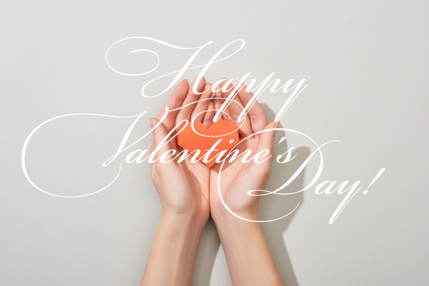 Draufsicht von Mädchen mit Papierherz in den Händen auf grauem Hintergrund mit glücklichen Valentinstagen Illustration - Foto, Bild
