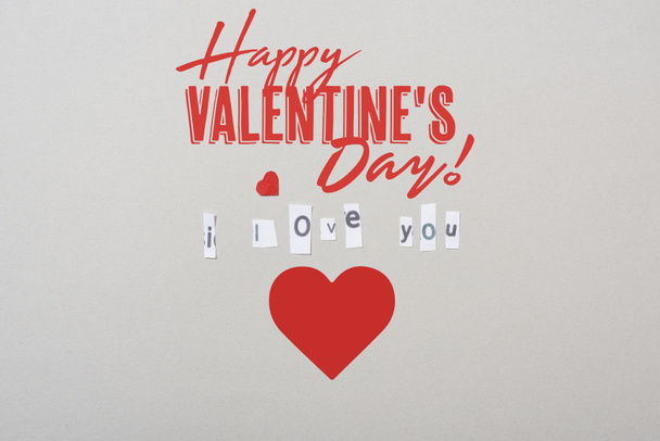 Bovenaanzicht van ik hou van je belettering met papier hart en gelukkige valentijnsdag illustratie geïsoleerd op grijs - Foto, afbeelding