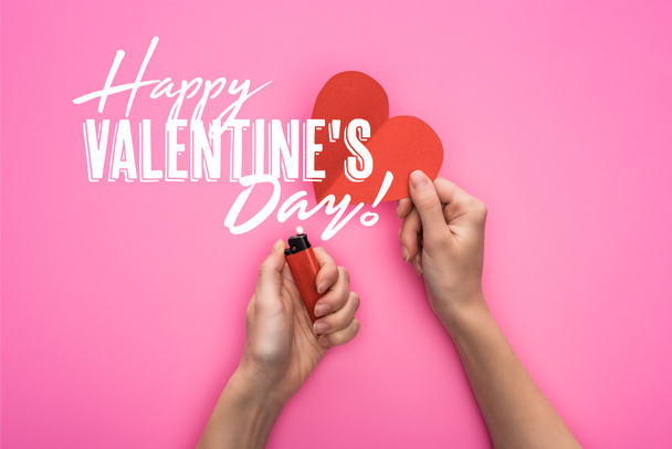 vista recortada de la mujer iluminando vacío corazón de papel rojo con encendedor aislado en rosa con feliz día de San Valentín ilustración
 - Foto, Imagen