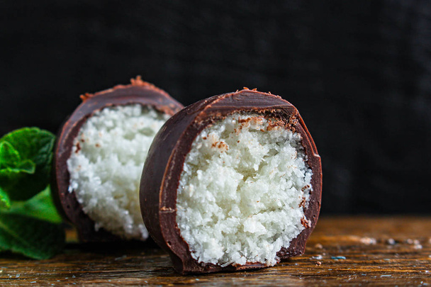 caramelos de chocolate coconutin (postre dulces sabrosos y saludables) concepto de menú. fondo. Vista superior. espacio de copia
 - Foto, imagen