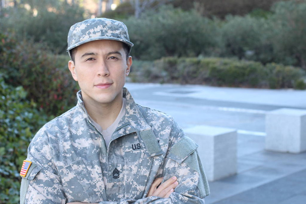 Portret van jonge Amerikaanse soldaat die overdag buiten staat  - Foto, afbeelding