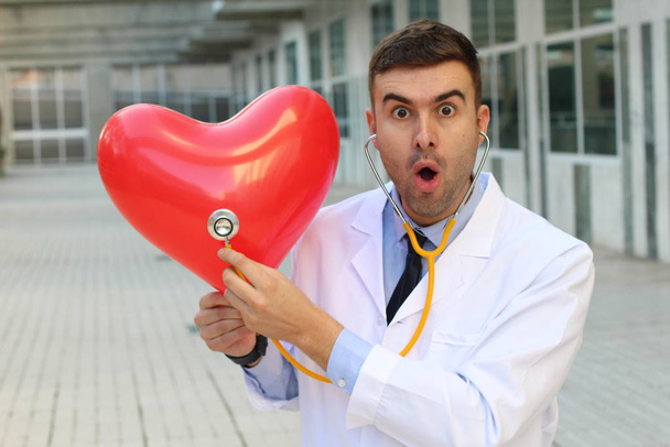 Χαριτωμένο έθνικ γιατρός με σχήμα καρδιάς κόκκινο μπαλόνι - Φωτογραφία, εικόνα