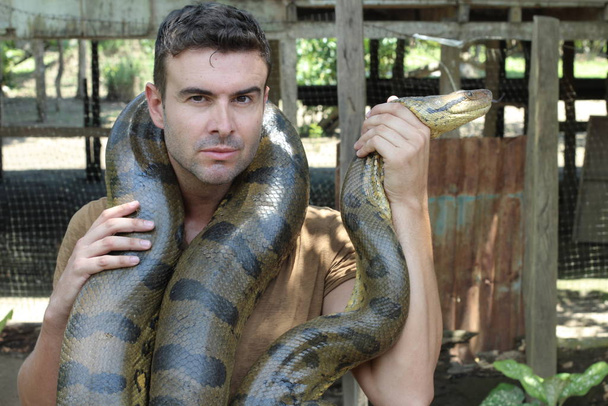 Uomo che mostra affetto per un serpente gigantesco
 - Foto, immagini