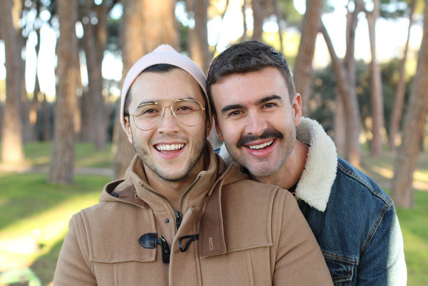 κοντινό πορτραίτο γκέι ζευγαριού στο δρόμο - Φωτογραφία, εικόνα