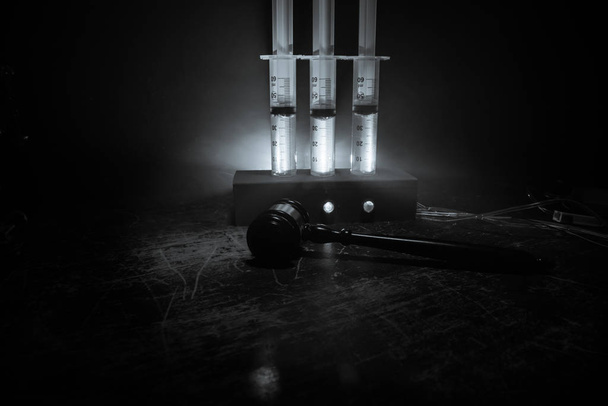 Gevangene ter dood geboeid door dodelijke injectie, injectieflacon met thiopental natrium en spuit op de top van een tabel, conceptuele afbeelding - Foto, afbeelding