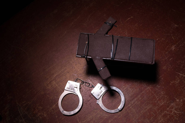 Κρατούμενος χειροπέδες σε θάνατο με θανατηφόρα ένεση, φιαλίδιο με εγκαταστημένες και σύριγγα πάνω σε ένα τραπέζι, εννοιολογική εικόνα - Φωτογραφία, εικόνα
