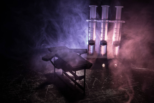 Gevangene ter dood geboeid door dodelijke injectie, injectieflacon met thiopental natrium en spuit op de top van een tabel, conceptuele afbeelding - Foto, afbeelding